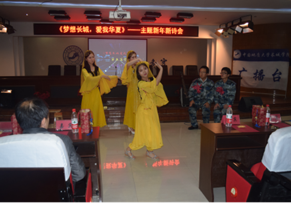 我院廣播臺(tái)舉辦新年新詩會(huì)