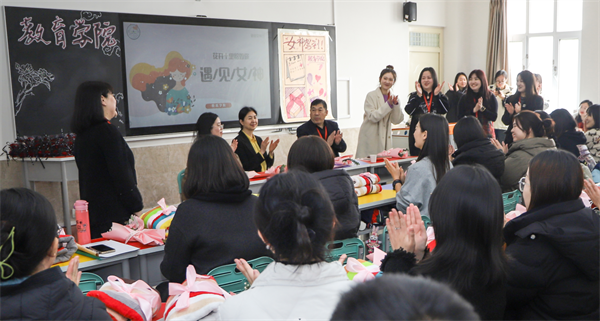 凝聚奋进力量 书写巑�Ӈ荣光--保定理工学院校领��D��访慰问女教职工送上“三八”国际劳动妇奌������福