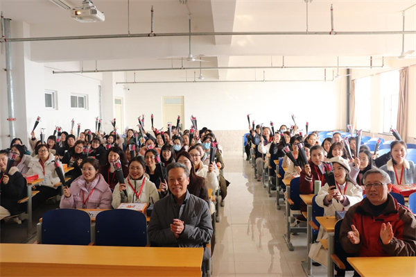 凝聚奋进力量 书写巑�Ӈ荣光--保定理工学院校领��D��访慰问女教职工送上“三八”国际劳动妇奌������福