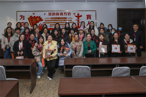 凝聚奋进力量 书写巑�Ӈ荣光--保定理工学院校领��D��访慰问女教职工送上“三八”国际劳动妇奌������福