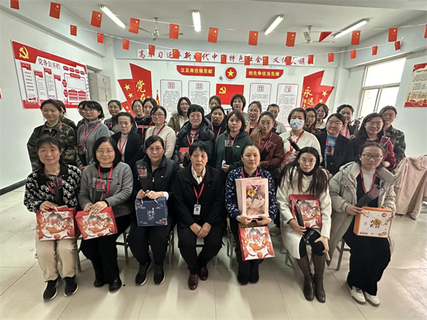 凝聚奋进力量 书写巑�Ӈ荣光--保定理工学院校领��D��访慰问女教职工送上“三八”国际劳动妇奌������福