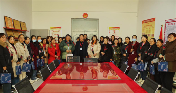 凝聚奋进力量 书写巑�Ӈ荣光--保定理工学院校领��D��访慰问女教职工送上“三八”国际劳动妇奌������福