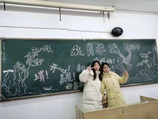 【教育·教學】黑板定格美好，寄語傳遞深情