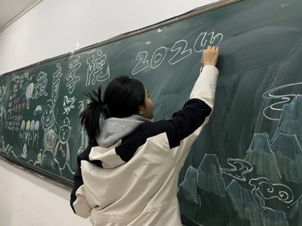 【教育·教學】黑板定格美好，寄語傳遞深情