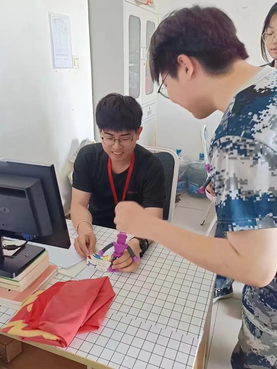 兒童節，“大朋友”們與小朋友們共度六一！！！