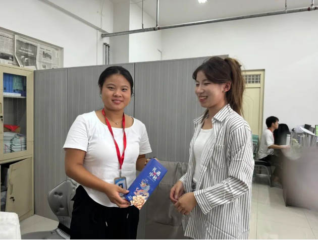 情意滿中秋，月餅送祝福|信工學院為教職工發放中秋月餅