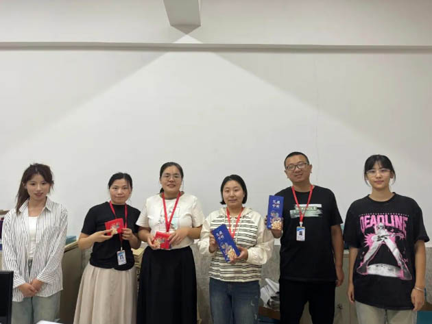 情意滿中秋，月餅送祝福|信工學院為教職工發放中秋月餅