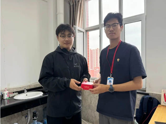 情意滿中秋，月餅送祝福|信工學院為教職工發放中秋月餅