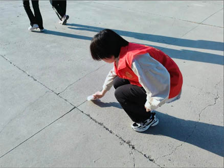 “彎腰拾起責(zé)任，行動扮靚校園”｜信息科學(xué)與工程學(xué)院開展“倡行彎腰行動”主題活動（一）