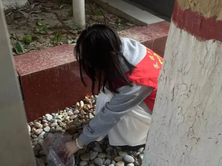 “彎腰拾起責(zé)任，行動扮靚校園”｜信息科學(xué)與工程學(xué)院開展“倡行彎腰行動”主題活動（一）