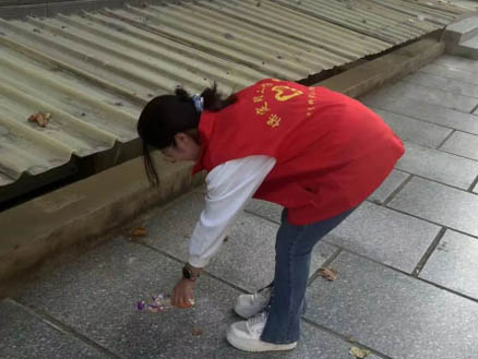 “彎腰拾起責(zé)任，行動扮靚校園”｜信息科學(xué)與工程學(xué)院開展“倡行彎腰行動”主題活動（一）