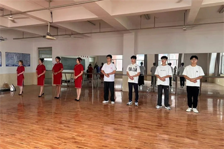“解鎖禮儀培訓新境界”——保定理工學院藝術學院“十項基本技能培訓”