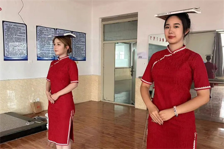 “解鎖禮儀培訓新境界”——保定理工學院藝術學院“十項基本技能培訓”