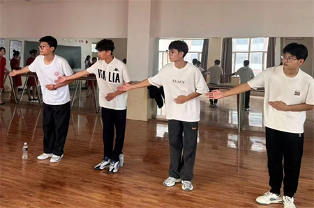 “解鎖禮儀培訓新境界”——保定理工學院藝術學院“十項基本技能培訓”