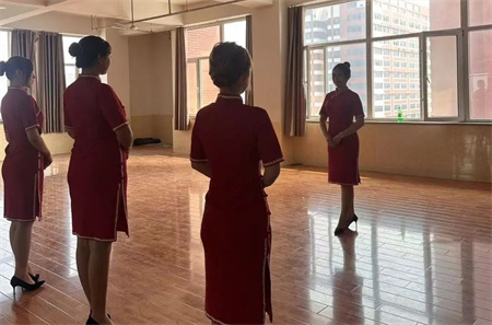 “解鎖禮儀培訓新境界”——保定理工學院藝術學院“十項基本技能培訓”