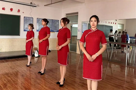 “解鎖禮儀培訓新境界”——保定理工學院藝術學院“十項基本技能培訓”