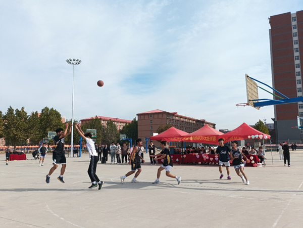 體育|保定理工學院|管理學院|“夕陽漸沉灑熱汗，少年不疲逐青春”籃球比賽圓滿結束