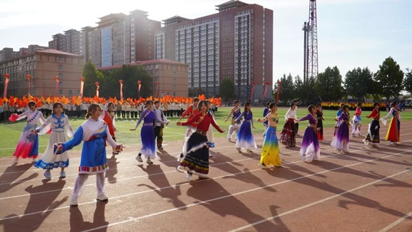 運動會開幕式|保定理工學(xué)院|管理學(xué)院|燃情啟幕運動會，綻放風(fēng)采展雄姿