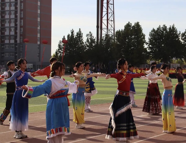 運動會開幕式|保定理工學(xué)院|管理學(xué)院|燃情啟幕運動會，綻放風(fēng)采展雄姿