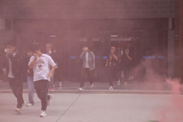 安全教育|保定理工學院|管理學院|消防演練筑防線，新生技能展風采