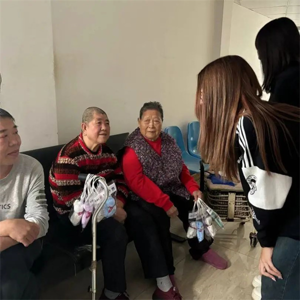 尊老敬老，情暖重陽——保定理工學院走進南祥園敬老院開展關愛慰問老人活動