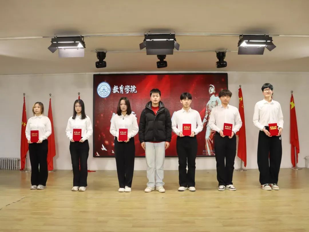 弘揚雷鋒精神，爭做時代新人