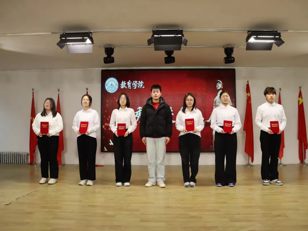 弘揚雷鋒精神，爭做時代新人