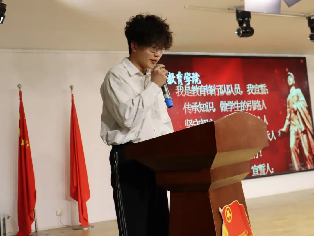 弘揚雷鋒精神，爭做時代新人