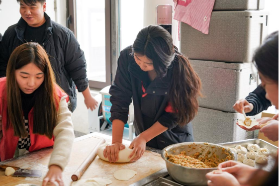 志愿服務 紅心向黨——我校黨員志愿者服務隊開展敬老活動