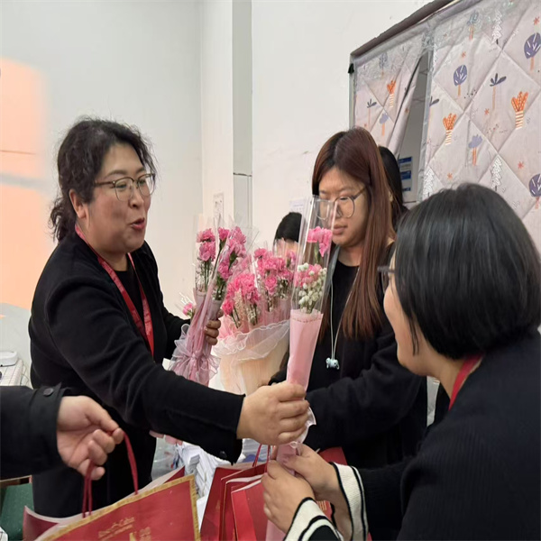 “聚巾幗風采，綻經(jīng)濟芳華”經(jīng)濟學(xué)院舉辦慶祝“三八”國際勞動婦女節(jié)活動