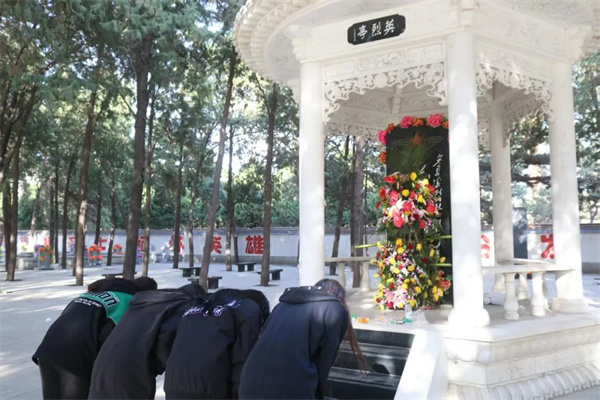 清明祭忠魂，追遠(yuǎn)思奮進(jìn)——保定理工學(xué)院經(jīng)濟(jì)學(xué)院開展徒步祭掃烈士陵園活動