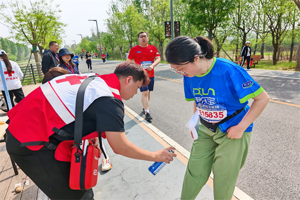 巍巍太行看理工，激情助力馬拉松——我院志愿者助力2025保定馬拉松賽事