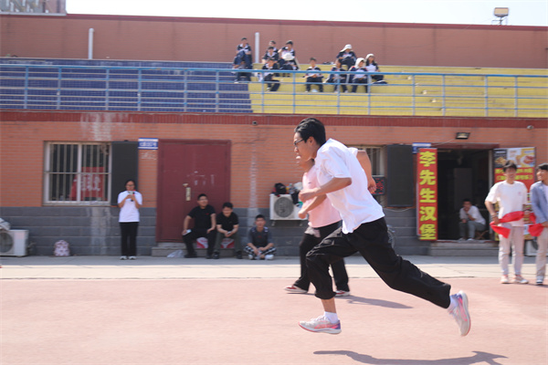 “康”體賦能展活力 “經”英逐夢共燃情——經濟學院聯合康復醫學院共同舉辦4*100M激情接力比賽