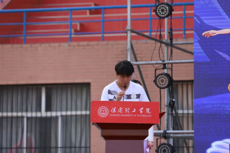 “馳騁綠茵舞臺，綻放拼搏華彩”