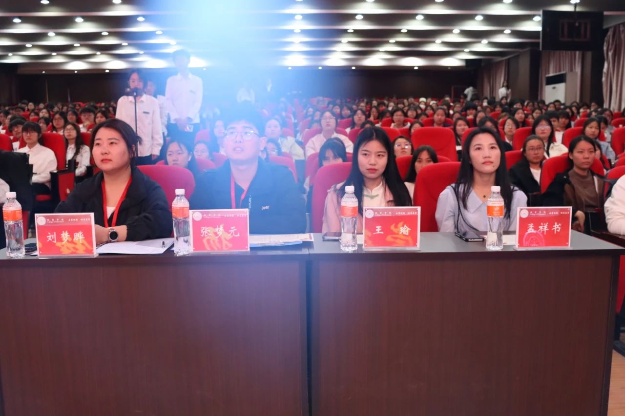 “崇德尚學(xué)揚(yáng)師道，鋒華正茂育新人”三月份教育學(xué)院表彰大會