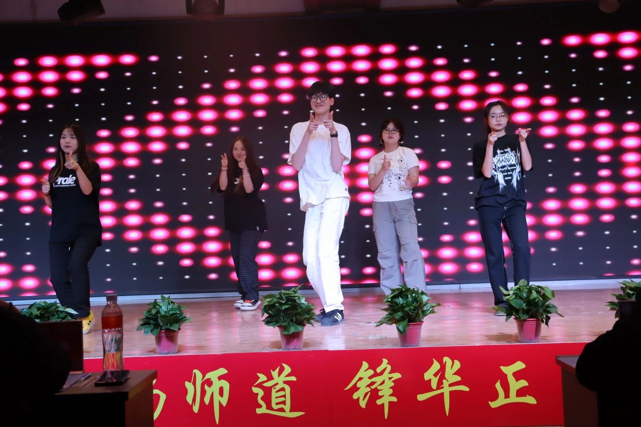 “崇德尚學(xué)揚(yáng)師道，鋒華正茂育新人”三月份教育學(xué)院表彰大會