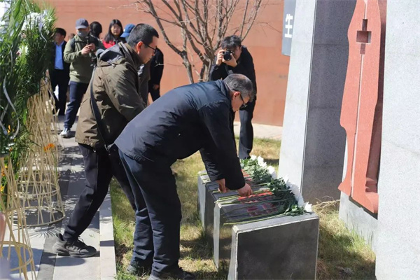 “禮敬捐獻?延續大愛”康復醫學院組織師生參加遺體器官捐獻緬懷紀念活動