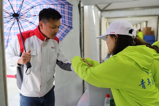 熱血青春助跑未來”——保定理工學(xué)院藝術(shù)學(xué)院志愿者為長城汽車智慧工廠半馬蓄勢添彩