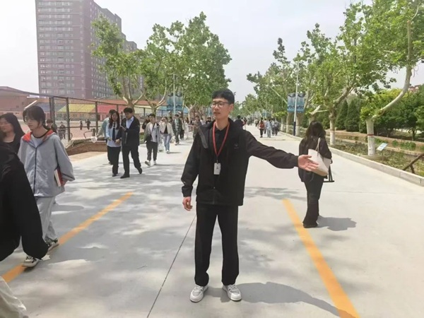 養成教育|保定理工學院|管理學院|“文明右行”，共筑校園文明新風尚