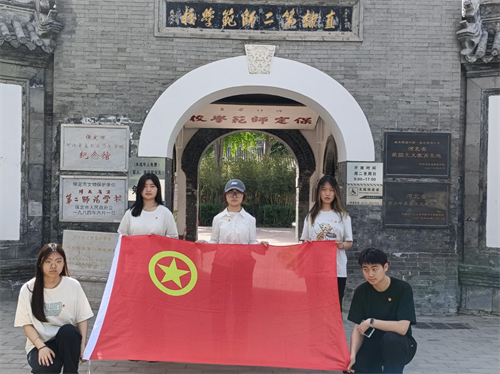 “告白青春”與團旗團徽合影活動