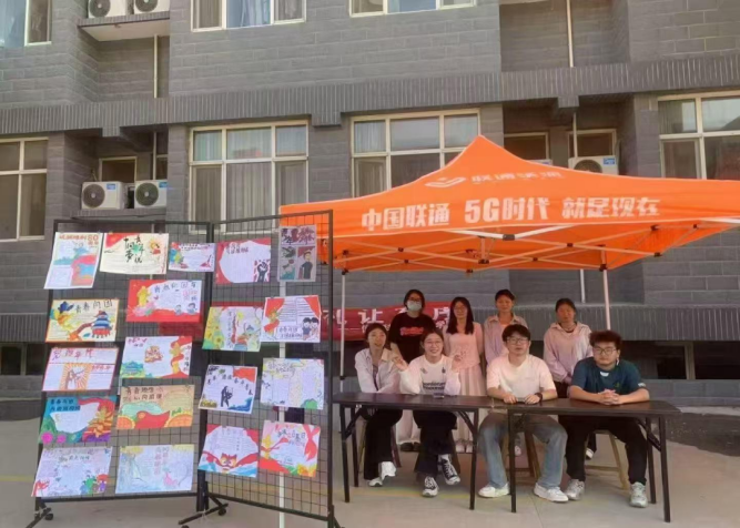 “青春心向團(tuán)，筑夢新時(shí)代”與團(tuán)旗團(tuán)徽合影