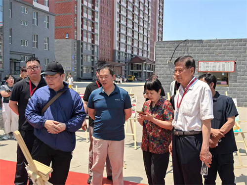 校園尋跡承師韻，家校同銘畢業情