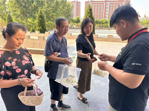 校園尋跡承師韻，家校同銘畢業情