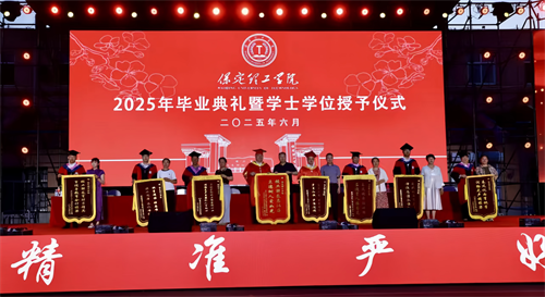 校園尋跡承師韻，家校同銘畢業情