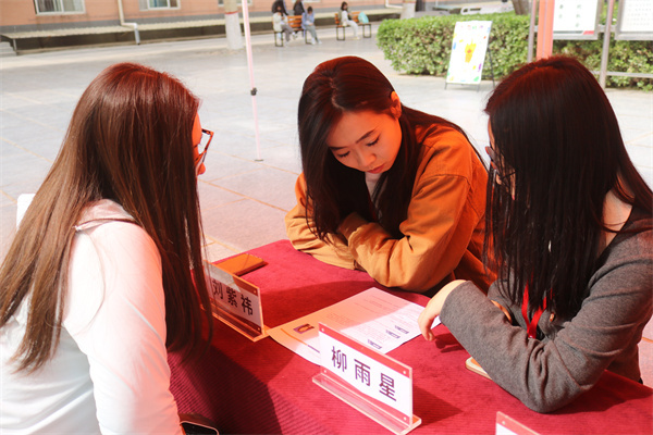 【精準(zhǔn)賦能，職通未來(lái)】黨建引領(lǐng)促就業(yè)，簡(jiǎn)歷義診暖生心——經(jīng)濟(jì)學(xué)院2025屆畢業(yè)生求職簡(jiǎn)歷義診活動(dòng)圓滿結(jié)束