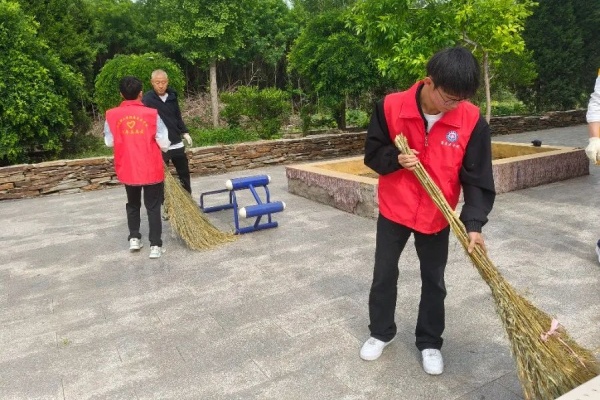 綠蔭清掃護家園 青春志愿暖東莊——康復醫學院志愿者赴東小莊村進行志愿服務清掃活動