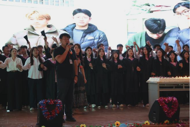 “撥穗正冠 禮成芳華”藝術學院2025屆畢業典禮暨學位授予儀式完美收官