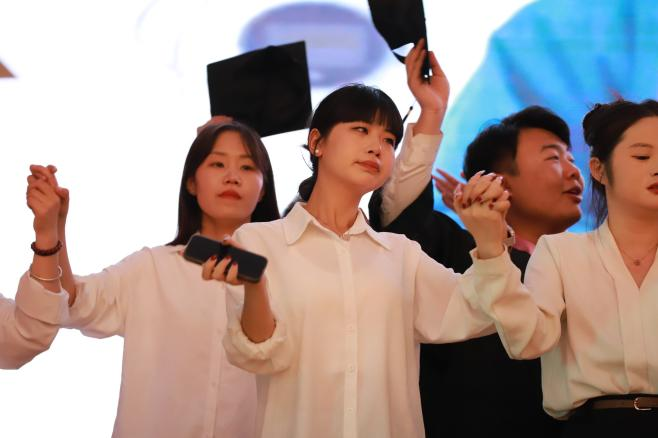 “撥穗正冠 禮成芳華”藝術學院2025屆畢業典禮暨學位授予儀式完美收官