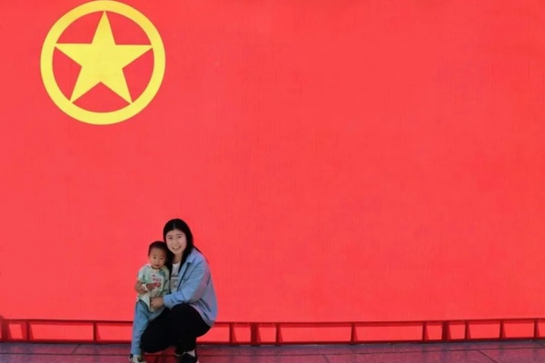 “我與團旗團徽合個影”：定格青春印記 鐫刻初心使命