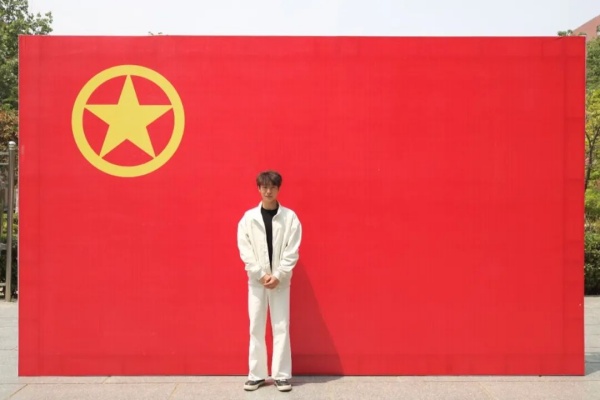 【團旗合影，青春留念】“我與團旗團徽合個影”：定格青春印記 鐫刻初心使命                                                                                                                     慧聚經濟